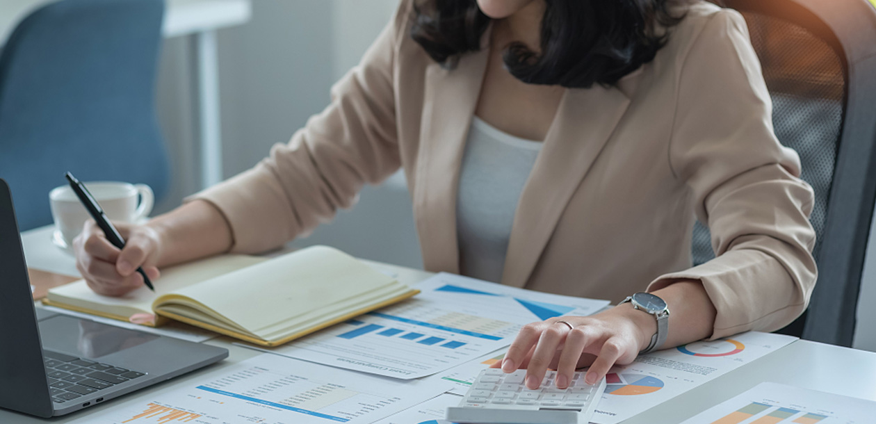 Un salario competitivo y beneficios básicos conforme a la ley